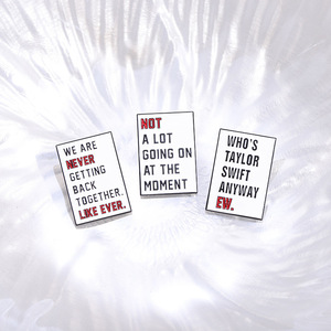 Pins Metálicos de Aleación de Zinc Personalizados con Recubrimiento de Níquel Negro, Frase Divertida 'Nunca nos volveremos a juntar', Regalos - Product Image 4