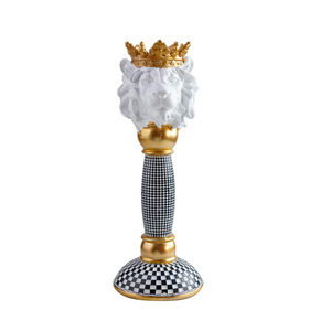 Candelabro Natalizio con Testa di Leone Dorato in Resina Dipinta a Mano, Base a Scacchi, Elegante Decorazione per la Casa, Animale Regale da Tavolo - Product Image 1