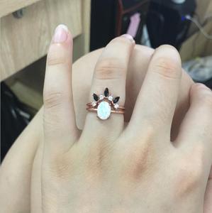 Nouvelle Collection 2026 : Ensemble de Deux Bagues de Mariage Empilables pour Couple, Grandes <span class=keywords><strong>Pierres</strong></span> d'Opale et Zircon Cubique 5A, Bijoux Tendance - Product Image 3