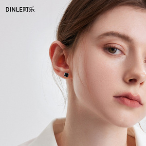 Boucles d'oreilles clous trèfle à quatre feuilles en argent S925, motif floral géométrique noir pour femmes à oreilles percées - Product Image 3