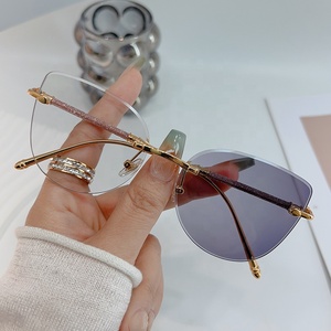 <span class=keywords><strong>Occhiali</strong></span> da Vista Senza Montatura <span class=keywords><strong>di</strong></span> Lusso con Lenti Fotocromatiche per Donne, Montatura a Occhio <span class=keywords><strong>di</strong></span> <span class=keywords><strong>Gatto</strong></span> in Metallo Anti Luce Blu e Anti Riflesso - Product Image 1