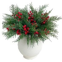 Décoration de Noël transfrontalière : Bouquet de branches artificielles de cèdre et de pin avec baies rouges en mousse plastique, 38 cm, pour intérieur/extérieur