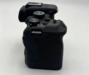 Cámara sin Espejo Ca-non EO-S R10 Usada (Solo Cuerpo), 24.2MP, APS-C, Montura RF, Obturador Electrónico de 23 fps, 4K UHD 30P, para Vlog y Fotografía - Product Image 3
