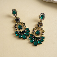 Anting-anting mewah bergaya vintage Eropa, berbentuk bunga, bertabur berlian, modis, individualistis, dan berkelas.