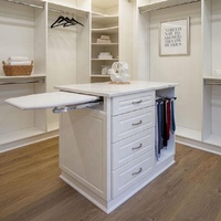 Armoire sur mesure avec îlot central, style shaker, en bois massif, avec tiroirs, poignée en métal, plan de travail en dalle de roche, console