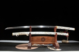 Espada Samurai: Serie <span class=keywords><strong>Alma</strong></span> <span class=keywords><strong>de</strong></span> la Montaña Yotei, Noche Oscura, Hoja <span class=keywords><strong>de</strong></span> Acero T10 Dorada con Endurecimiento Diferencial y Templado en Arcilla, Réplica <span class=keywords><strong>de</strong></span> Accesorio Cinematográfico - Product Image 2