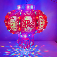 Nouvelle lanterne rotative rouge à LED décorative pour le Nouvel An chinois 2026, adaptée aux balcons et aux portes.
