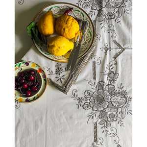 Nappe en lin de style européen avec broderie grise et 12 serviettes, sans plis et de marque hôtelière pour les salons et les salles à manger - Product Image 2