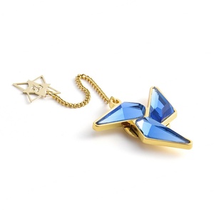 Badge métallique de luxe avec aimant, design moulin à vent et grand diamant bleu - Product Image 3