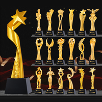 Logo personnalisé Récompense en forme d'étoile en résine de polyrésine dorée Base noire Trophée en cristal Cadeau souvenir d'affaires pour l'obtention du diplôme
