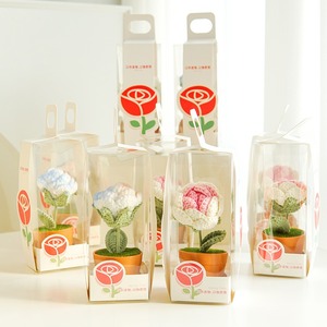 Rosa de ganchillo creativa personalizada en maceta, producto tejido a mano, flor simulada para decoración de escritorio, set de regalo para profesores en caja para días festivos. - Product Image 1