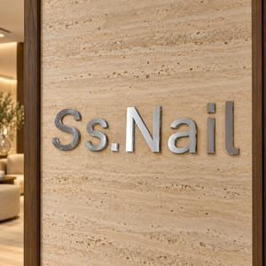 Insegna Personalizzata in Acciaio Inox Spazzolato con Lettere in Cristallo Non Illuminate per Boutique e Studio di Manicure - Product Image 1