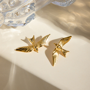 Pendientes de Acero Inoxidable con Baño de Oro PVD de 18K con Diseño de Ganso Salvaje de J&D Jewelry, Pendientes de Pájaro Bonitos para Mujer - Product Image 3