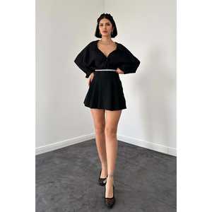 Shorts en satin noir à taille élastique avec poches, pantalon court taille haute pour femmes - Product Image 3