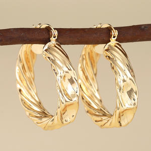 Boucles d'oreilles créoles torsadées dorées pour femmes, plaqué or 18 carats, en alliage, bijoux de fête tendance, grandes boucles d'oreilles statement - Product Image 4