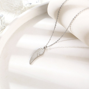Pendentif aile d'ange européen et américain mode Simple plume en acier inoxydable plaqué or mode neutre collier polyvalent - Product Image 3