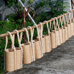 Porta Botellas de Vino Hecho a Mano con Jacinto de Agua y Conchas Naturales, Decorativo, Tejido, Estilo Boho Costero, Decoración para Mesa de Comedor - Product Image 1