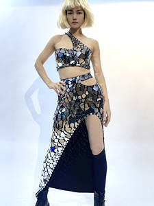 Abito a Specchio per Spettacoli, Costume Aderente con Dettagli Sottili, Top a Fascia Senza Spalline, Gonna Lunga con Spacco Alto - Product Image 1