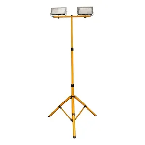 Illuminazione esterna treppiede con 2 50w riflettori LED che emettono luce bianca fredda - Product Image 4