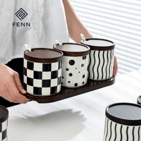Ensemble de pots à épices en céramique FENN au style unique avec couvercle en bois et plateau – Conteneur de rangement esthétique et tendance pour la cuisine