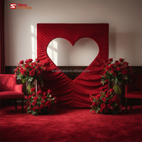Décor de toile de fond en tissu élégant de luxe avec découpe en forme de cœur rouge pour événements de fiançailles, cabines photo de mariage et propositions de mariage haut de gamme