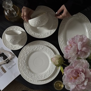 Platos y cuencos de cerámica de flores en relieve de la mansión romántica de vacaciones medievales francesas, platos de postre, platos de sopa occidentales y - Product Image 2