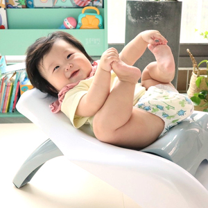 Silla de Baño Plegable Ajustable en Altura para Bebés Coreanos, Asiento Antideslizante y Cómodo de PVC para Lavar el Cabello, para Niños Pequeños, Baño Diario - Product Image 3