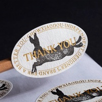 Autocollants personnalisés haut de gamme en feuille d'or avec gaufrage/débossage, texture avancée, adhésif transparent de haute qualité pour artisanat - Forme personnalisée