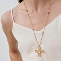 Collier tendance pour femme avec pendentif en pierre naturelle incrusté de croix en cuivre plaqué or et de pierres de lave rose, chaîne en bambou polyvalente et personnalisable