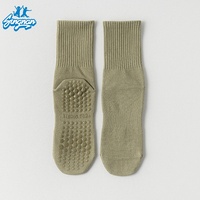 Vente en gros de chaussettes de sport antidérapantes en coton pour femmes, sans couture, absorbant la sueur et désodorisant les chaussettes de fitness