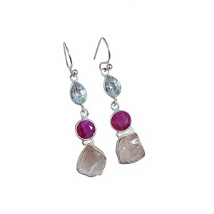 Boucles d'oreilles pendantes Jaura Jewels en argent avec trois pierres brutes, forme goutte d'eau, sertissage griffe, style bohème, bijoux pour femme à porter au quotidien - Product Image 1