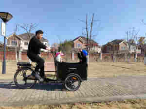 <span class=keywords><strong>Vélo</strong></span> cargo électrique à 3 roues à vente chaude en Europe avec boîte en bois à l'avant, 4 sièges pour enfants, <span class=keywords><strong>vélo</strong></span> familial <span class=keywords><strong>hollandais</strong></span> pour la ville - Product Image 4