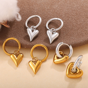 Pendientes de aro de aleación de zinc con forma de corazón y dijes de circonita para fiestas, joyería de moda. - Product Image 2