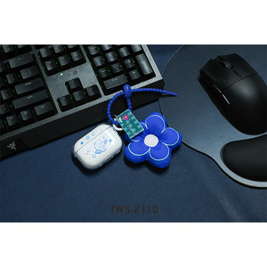 Audífonos Inalámbricos TWS-K110 con Colgante de Flor de Peluche y Estuche Protector de Silicona - Product Image 4