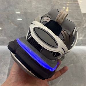 Classique 3.0 - Avec éclairage LED. Chaussures de sport pour hommes et femmes. Chaussures de sport de qualité supérieure, chaussures de fitness d'extérieur à semelle épaisse - Product Image 3