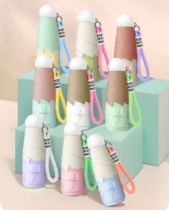 ร่มพับได้สำหรับเดินทางกันแดดกันฝน พร้อมสายคล้องแบบถัก ด้ามจับแบน ดีไซน์สีตัดกัน เคลือบป้องกันรังสียูวี เหมาะสำหรับเป็นของขวัญ - Product Image 1