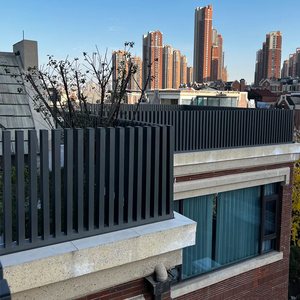 Panneau de clôture en aluminium à lattes verticales noires de haute qualité avec revêtement en poudre - Barrière de sécurité <span class=keywords><strong>moderne</strong></span> pour toit, balcon et <span class=keywords><strong>terrasse</strong></span> - Product Image 4