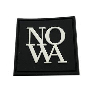 Écusson en silicone 3D personnalisé avec logo de marque en relief et couleurs vives pour manteau/veste - Product Image 3
