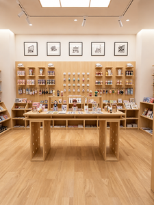 Diseño Interior de Tienda de Juguetes de Lujo, Muebles Personalizados para Tienda de Regalos Pop Mart, Muebles de Exhibición de Madera Nórdica con Panel Perforado, Equipamiento para Minoristas - Product Image 6