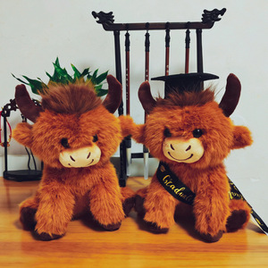 Peluche di Mucca Highland in Cotone con Cappello e Fascia, Morbido Animale Imbottito Antistress, Regalo di Laurea, Decorazione per Cameretta - Product Image 2