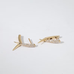 Boucles d'oreilles clous en or massif 14 carats avec diamants entrecroisés et design inspiré des pointes, bijoux raffinés et audacieux, cadeau délicat pour elle au quotidien - Product Image 2