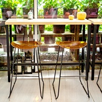Tabouret de bar moderne à cadre métallique et assise transparente en acrylique, idéal pour les cafés et salons de thé