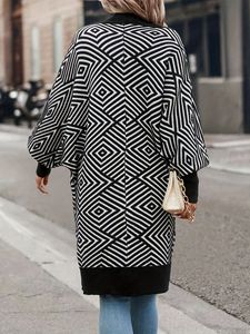 Cardigan Lungo da <span class=keywords><strong>Donna</strong></span> in <span class=keywords><strong>Maglia</strong></span> con Motivi Geometrici Bianco e Nero - Product Image 2