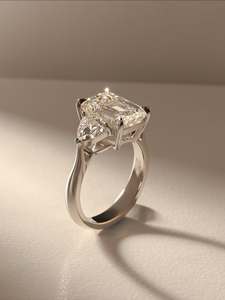 Bague moderne en or avec diamant émeraude taille brillant, pierre de laboratoire sertie à griffes, pour femme, idéale pour mariage, fiançailles et soirées - Product Image 4