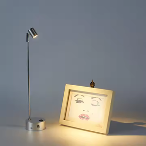 <span class=keywords><strong>Faretti</strong></span> LED con Ricarica Wireless, Luci per Vetrine in Ferro Battuto Fatte a Mano, Moderne per Esposizioni di Gioielli e Banconi - Product Image 4