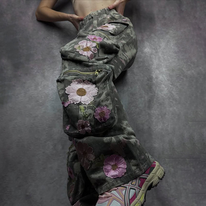 ديزنيو جينز رجالي عالي السعة متعدد الجيوب تصميم البضائع معزز بتطريز أزهار متقن لأسلوب عملي - Product Image 4