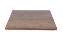 Plateau de table en bois rustique avec bordure en cuivre, design classique et durable pour la maison ou la restauration