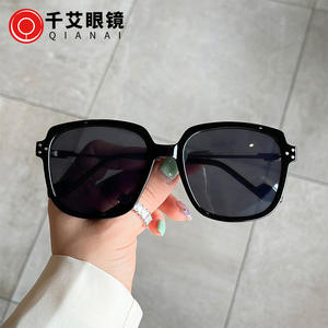 Lunettes de soleil Qianai unisexes, monture PC, protection UV400, type 3 verres, couleur grise, design irrégulier O3-6216 - Product Image 1