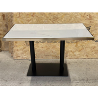 Table en marbre pour restaurant et café avec bord en acier doré