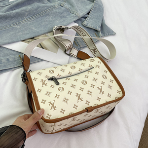 กระเป๋าสะพายข้างผู้หญิง ดีไซน์ทันสมัย แบรนด์ดีไซเนอร์ ซิปปิด สายสะพายสองเส้น พกพาสะดวก วัสดุ PU ซับในโพลีเอสเตอร์ - Product Image 4